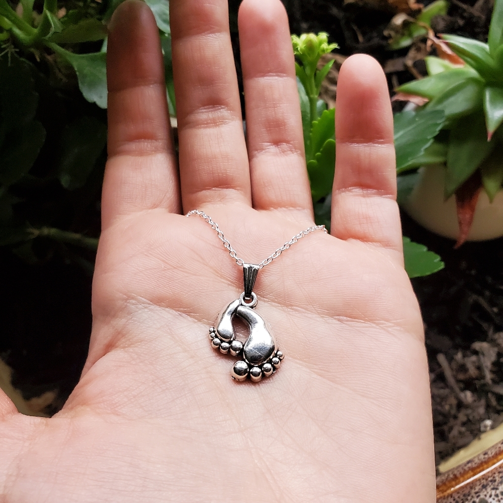 NWOT Little Feet Necklace - Picture 6 of 12